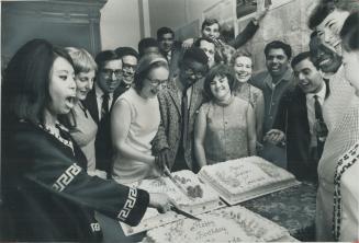 International celebration. Let's all in, that's the theme at International Students' centre, U of T, when they produced three large birthday cakes to (...)