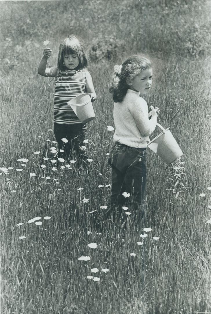 While mom's busy in her art class, tots enjoy wild flowers
