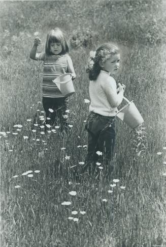 While mom's busy in her art class, tots enjoy wild flowers