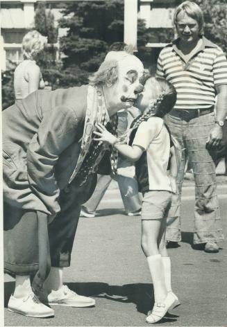 A kiss for a clown. Fifi the clown is always charming little girls and boys at the CNE but he has such a sad face that this little pigtailed girl deci(...)