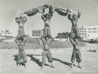 Human pyramid. The circus is in town and has set up its giant rings and tents on King St. W. across from Royal Alexandra Theatre. Eight members of the(...)