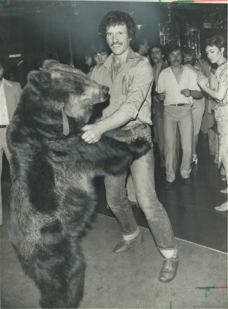 Can I have this dance? Bianca the bear, a 350-pound Russian brown bear from Circus Tivoli, was a disco queen this weekend at Sparkles, the world's hig(...)