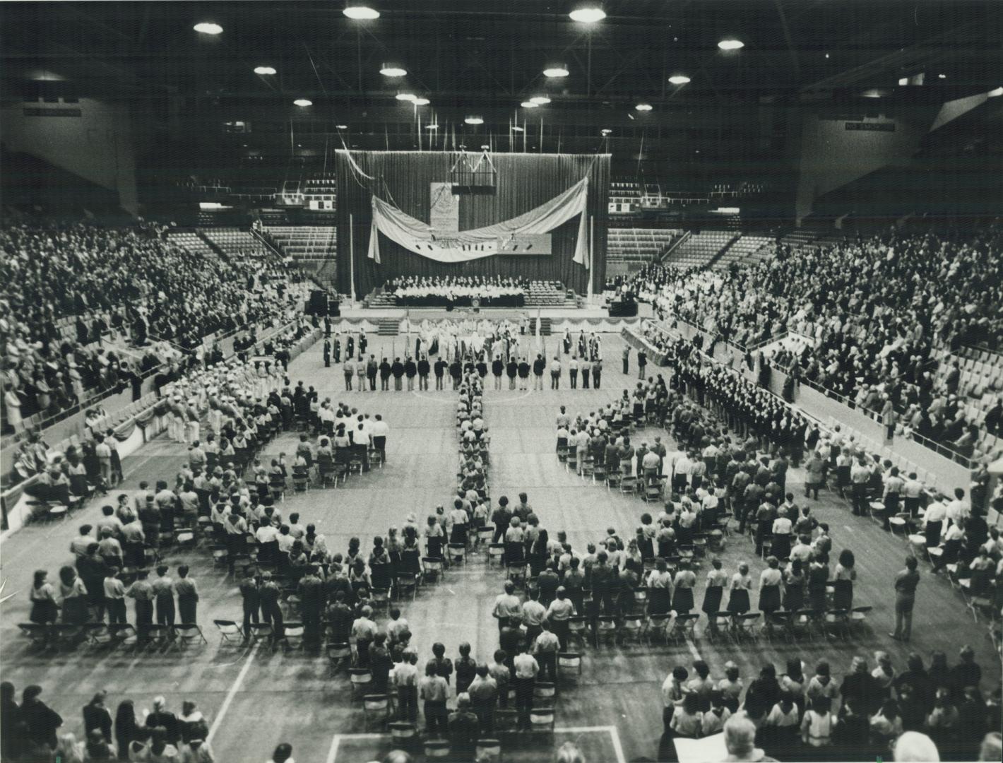 Delegates to the Ukrainian congress form their organization's crest at Maple Leaf Gardens during a weekend meeting at which Conservative Leader Brian (...)