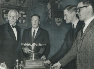 Governor-General's grid award. Governor-General George Vanier (left) presents Vanier Cup to Varsity Blues, winners of College Bowl game. Receiving awa(...)