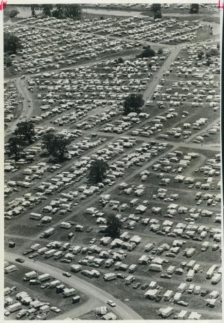 More than 9,000 Tents and trailers make an instant city of Brant Park, Brantford, where 31,000 members of the National Campers and Hikers Association (...)