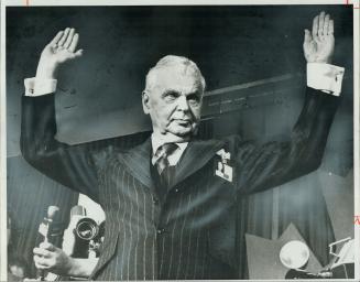 Rallying the divided Progressive Conservative party, former prime minister John Diefenbaker, 80, last night makes an emotional appeal to raise the sta(...)