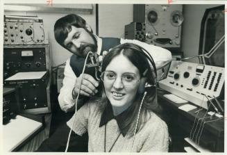 At the Canadian Hearing Society, consulting audiologist Errol Davis tests Susan Woodend, one of the 2,000 person a year who use some of the service's (...)