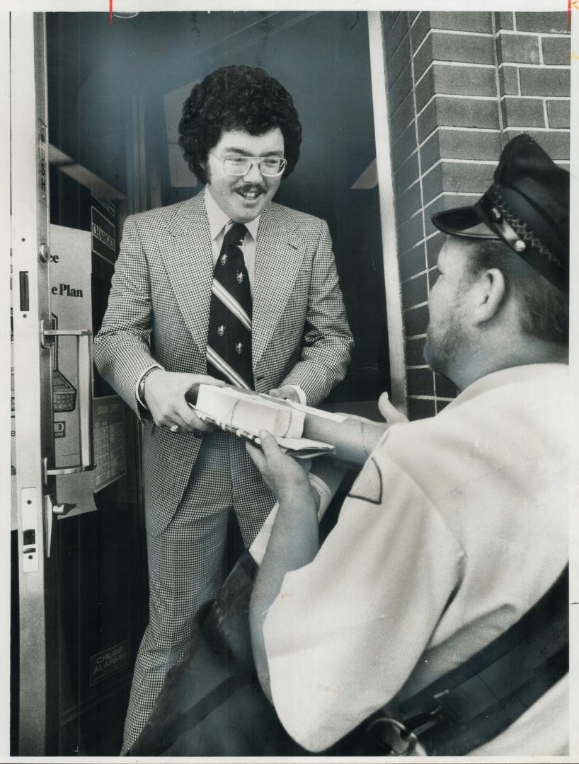 Learing by mail, Michael Poyntz, an assistant bank manager in Toronto receives study material from postman Robert Pickering. Poyntz is enrolled in the(...)