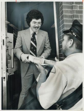 Learing by mail, Michael Poyntz, an assistant bank manager in Toronto receives study material from postman Robert Pickering. Poyntz is enrolled in the(...)
