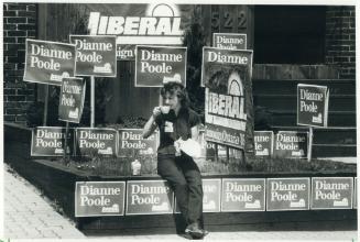 Theresa Taylor grabs a quick lunch in front of Dianne Poole's headquarters in Eglinton riding