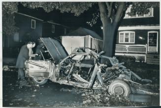 Car dashboard clock sparks $10,000 blast, Investigators examine shattered wreck of car owned by Joe Ciampalglia, of Glebeholme Blvd., which exploded l(...)