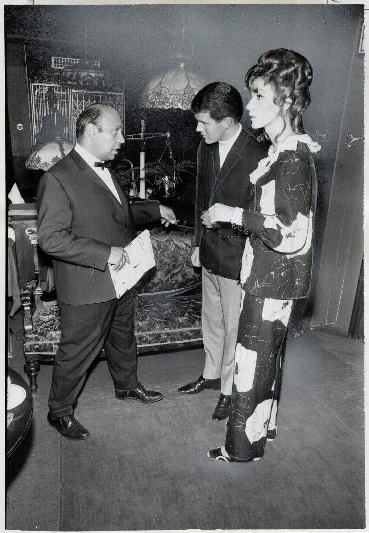 A discussion with the Maitre d' at Ed's Warehouse Restaurant results in Jim and Johanna gaining admission