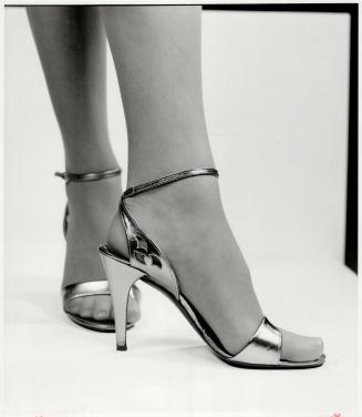Disco sandals in glitzy copper: New styles from Davids