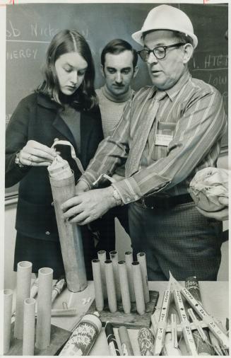 In the free course for fireworks supervisors, Maryl Hurley learns the safe procedures from artillery expert Bob Nickerson while Toronto firemen Willia(...)