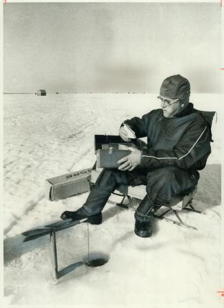 Luck and lunch are both cold. Fishing huts still dot the thick ice of Lake Simcoe near Pefferlaw, but Stanley Black of Manilla, near Sunderland, prefe(...)