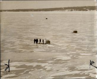 The lake Simcoe Devil's Isle, Marooned fishermen wave courageously to The Star aeroplane as the ice floe in Lake Simcoe breaks into smaller and smalle(...)