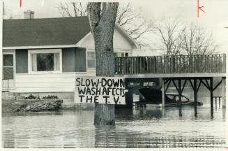 Stranded victims of the flood in New Brunswick, Although flood waters are receding in Frederiction, the area downstream between Maugerville and Sheffi(...)