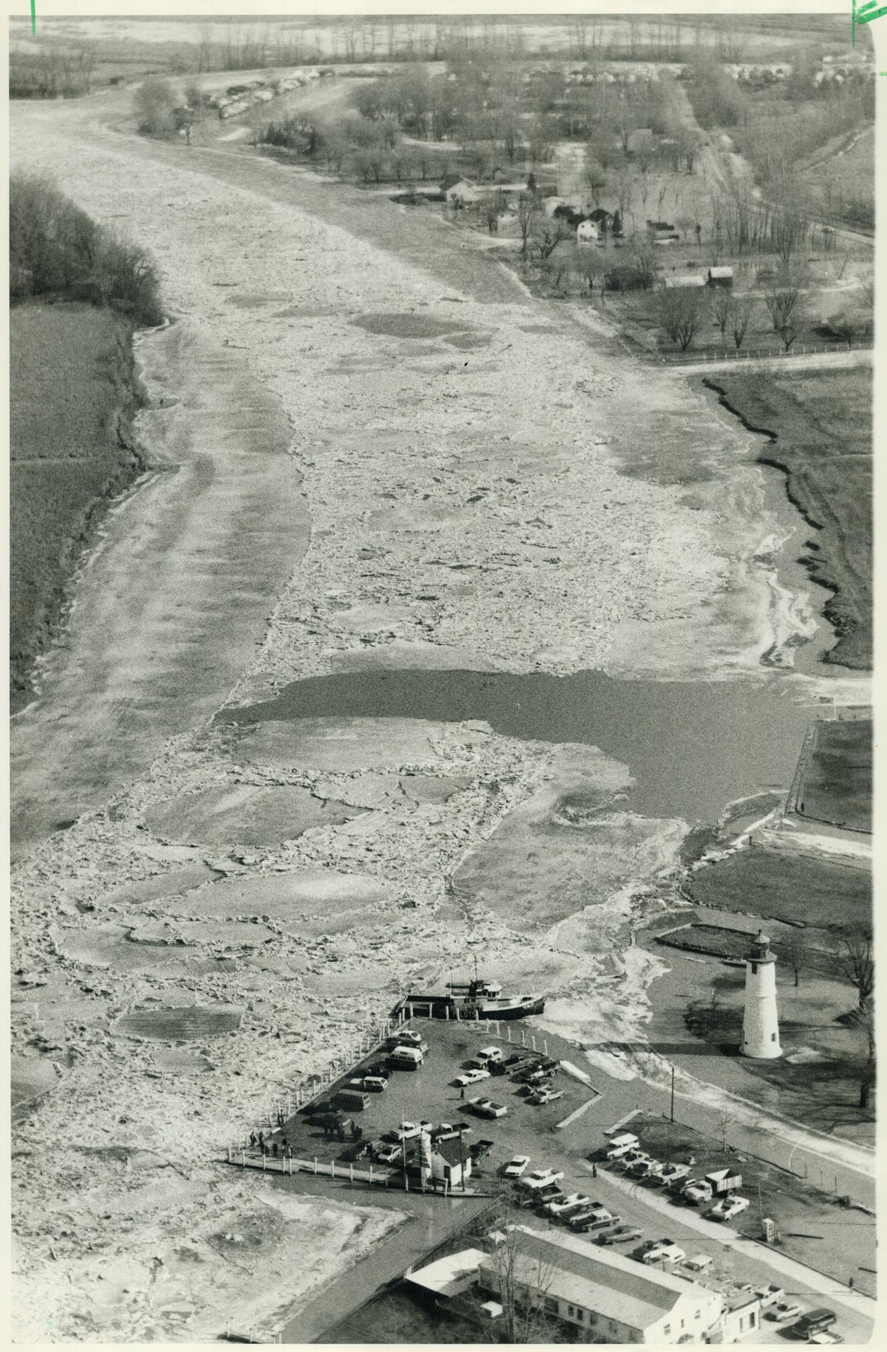 swollen-river-residents-watching-the-tugboats-manoeuvre-had-to-leave