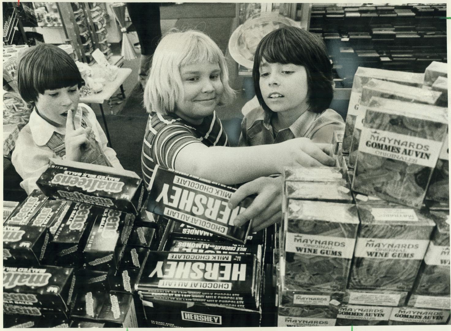 Not willing or able to pay the latest price for candy bars are these Grade 5 students from Clairlea Public School in Scarborough. If they go down, I'l(...)
