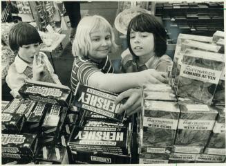 Not willing or able to pay the latest price for candy bars are these Grade 5 students from Clairlea Public School in Scarborough. If they go down, I'l(...)