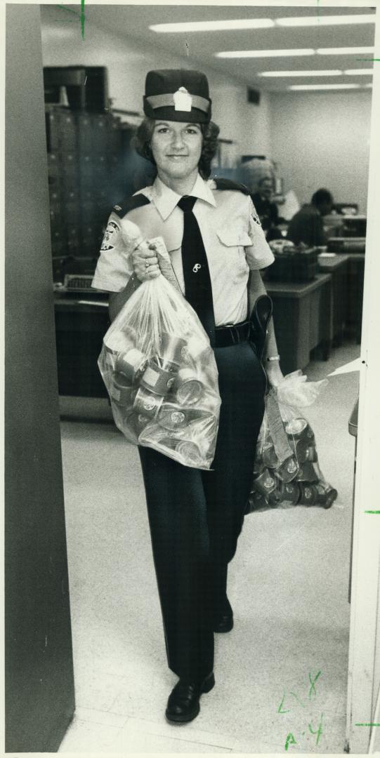 Creeping death. Constable Ruth Timmerman displays 91 recovered cans of dangerously contaminated snails found behind an Etobicoke apartment building ye(...)