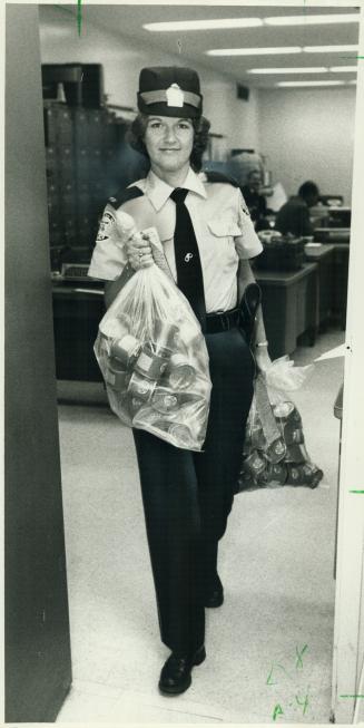 Creeping death. Constable Ruth Timmerman displays 91 recovered cans of dangerously contaminated snails found behind an Etobicoke apartment building ye(...)
