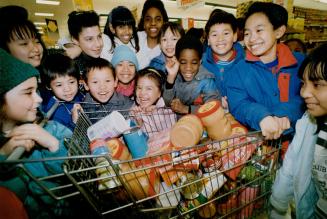 Young hearts share daily bread, Grade 2 and 6 pupils of Scarborough's Divine Infant Separate School spent $350 raised by their parents at a Christmas (...)