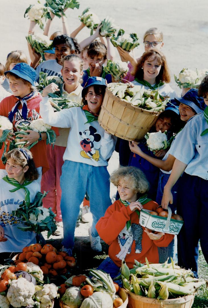 Harvesting nature's bounty to share on Thanksgiving, A group of North York Pathfinders and Girl Guides picked vegetables at Forsythe Farm in Markham r(...)