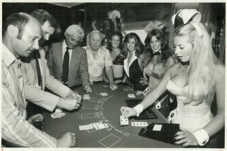 It's a gamble. Blackjack buffs get in a little practice before they risk their money tonight and tomorrow at Las Vegas by the Grange, a two-day casino(...)