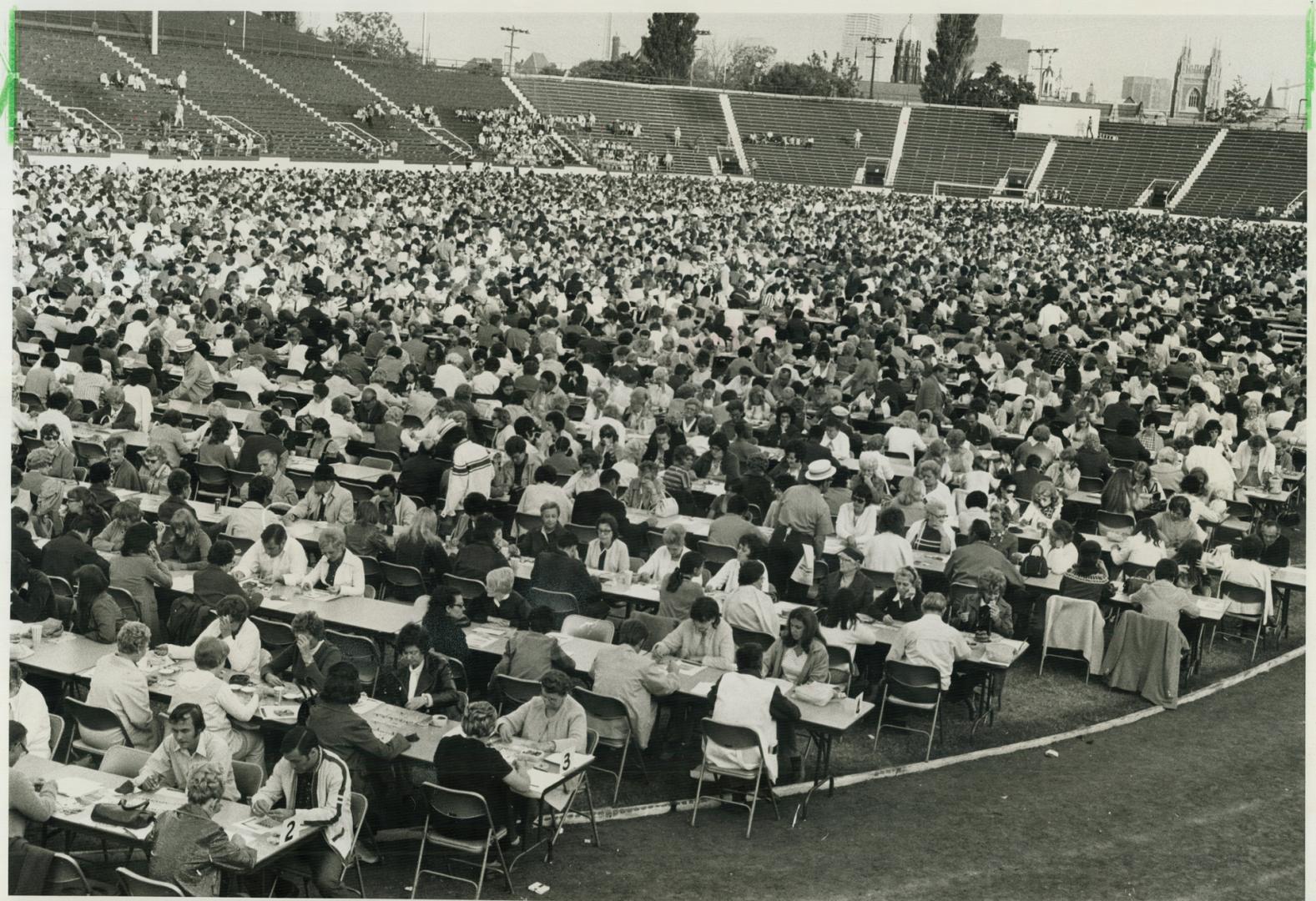 15,000 People play bingo to fight Leukemia, ering the field at Varsity Stadium yesterday, some the 15,000 players at a mammoth bingo game listen the n(...)