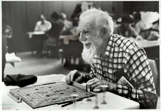 Crosswords experts, Horace Davis (right) and Donna Papik (left) compete for a place in the North American Scrabble Players Championship in the Canadia(...)