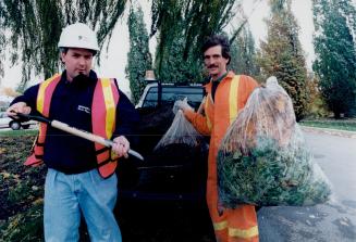 Harvest of mulch, Scott Stewart, manager of residential waste collection and recycling, left, with Chinguacousy Park greenhouse gardener Scott Webster(...)