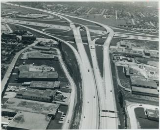 Where car is king. How does a pedestrian cross the road? The dipsydoodle interchange of Highway 400 (foreground) and the Macdonald-Cartier Freeway is (...)