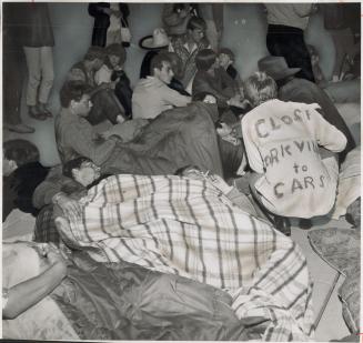 Sleep-In of 150 Yorkville hippies in front of City Hall began last night as boys and girls settled down with sleeping bags and blankets. It ended this(...)