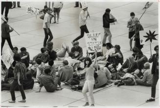 Hippies started their combined sleep-in and starve-in by settling down with blankets, sleeping-bags and placards in circle in front of City Hall late (...)