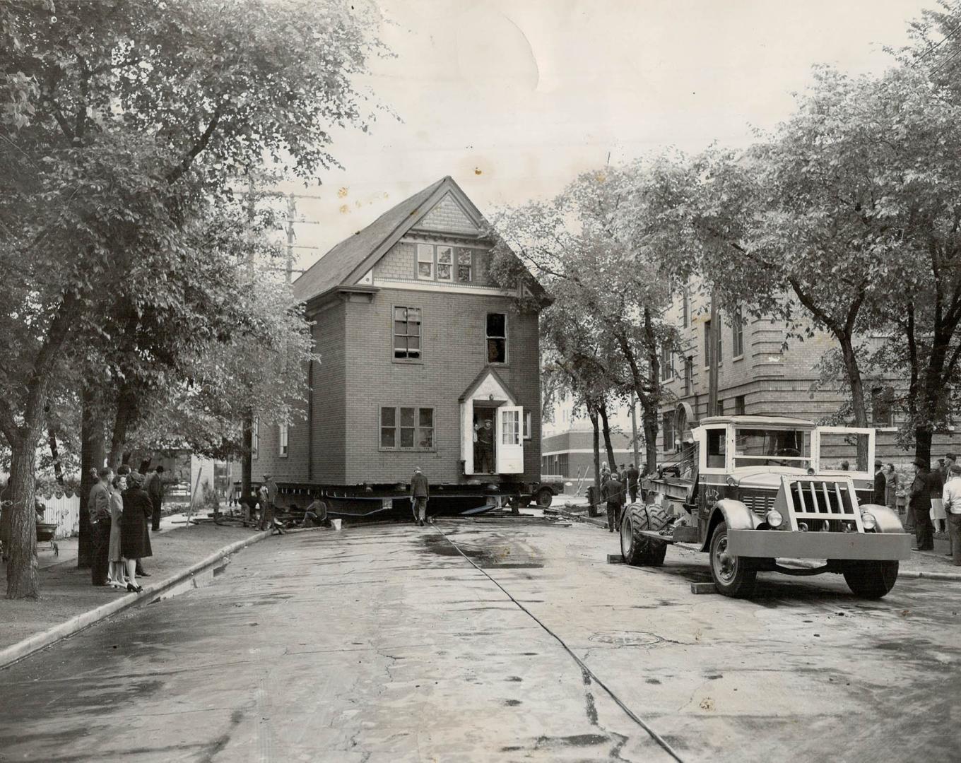 Traffic Halted for six hours on this Winnipeg street while a large house was moved from its foundation and shifted to another site a block away. At 11(...)