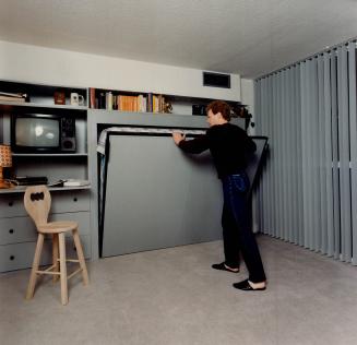 Terry Podoroznick saved space in his Mississauga condo with a Murphy-type bed that fits sideways in the wall, bed was installed with attached cabinets(...)