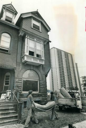It was moving day at the St. James Town Community House yesterday. Twenty families on Bleecker and Ontario Sts. have leases with Alderman John Sewell,(...)