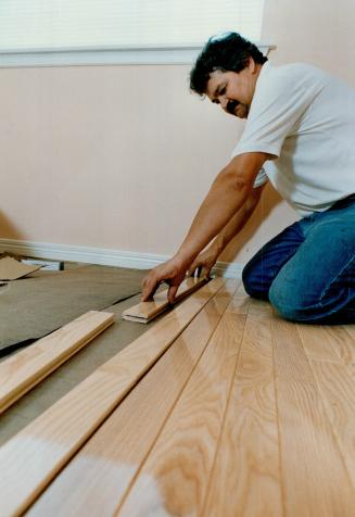 Spread out the flooring to get a total effect. Wood is a natural product, subject to variations in color and grain, and mixing planks from different boxes enhances the look