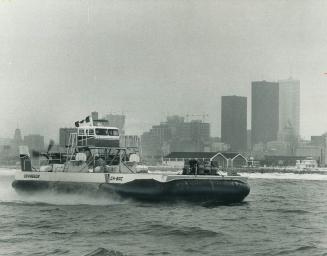 60-Mph hovecraft skims Toronto Harbor, With Toronto's skyline rising in the background, a 60-mile-an-hour hovercraft skims over the surface of Toronto(...)