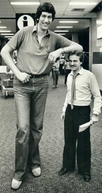 Living it up, World's tallest man, Christopher Paul Greener (7-foot-6) dwarfs Doug Birrell (5-foot-4) of Ripley's Museum, Niagara Falls, who met him a(...)