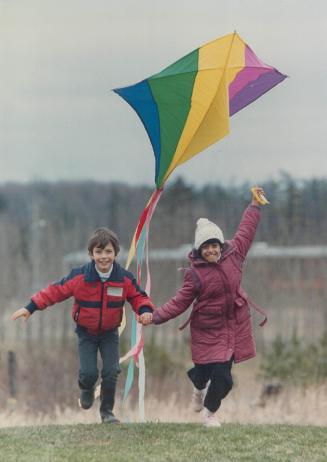 They delight in flying a kite, Ryan Stananought and Sarah Habib, both 7, test their skills at kite flying before Saturday and Sunday's Four Winds Kite(...)