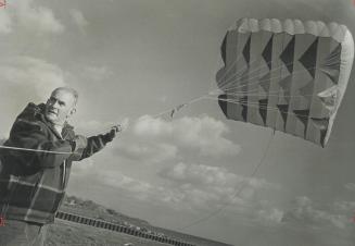 Professional kite flyer Ken Lewis of Port Credit experiments with the new Para-foil, a kite sometimes called the Flying Mattress. Big kite uses the ra(...)