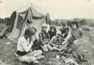A campfire is their kitchen and this tent is home for Ruby Barry, 39, and her six children who slept under canvas last night in the Humber River Valle(...)