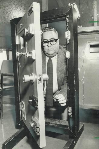 Sgt. Len Potten, head of the Metro police Crime Prevention Bureau, advocates top quality locks that are opened with keys that cannot be duplicated in (...)
