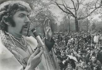 He talks of love at Toronto's first love-in that attracted between 4,000 and 5,000 persons, many of them simply spectators, to Queen's Park yesterday (...)