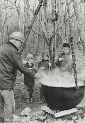 The Taste of Maple Syrup is even better than the aroma, 6-year-old Joanne MacLanders of Cuelph and her brothers Dean, 8, and Neal, 10, decide as they (...)