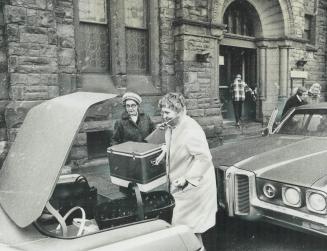 Hot meals for the elderly living in lonely rooms are carried out of St