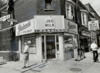 Toronto's Second and third-largest handy corner milkstore chains, Mac's Milk and Uplands Dairy Shops, joined together in a business marriage last mont(...)