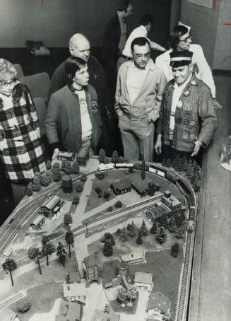 Talking about trains, About 90 persons turned out last night to hear John Brown (right) and other members of the Lakeshore Model Railroaders Club talk(...)